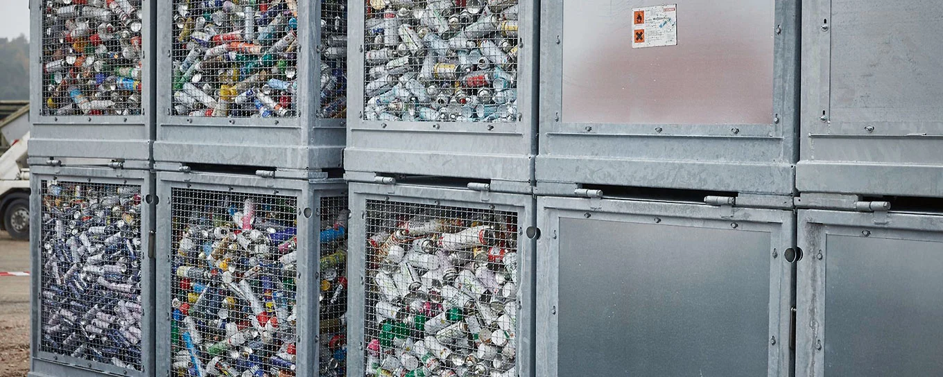 Bombolette spray temporaneamente immagazzinate in appositi contenitori in un deposito