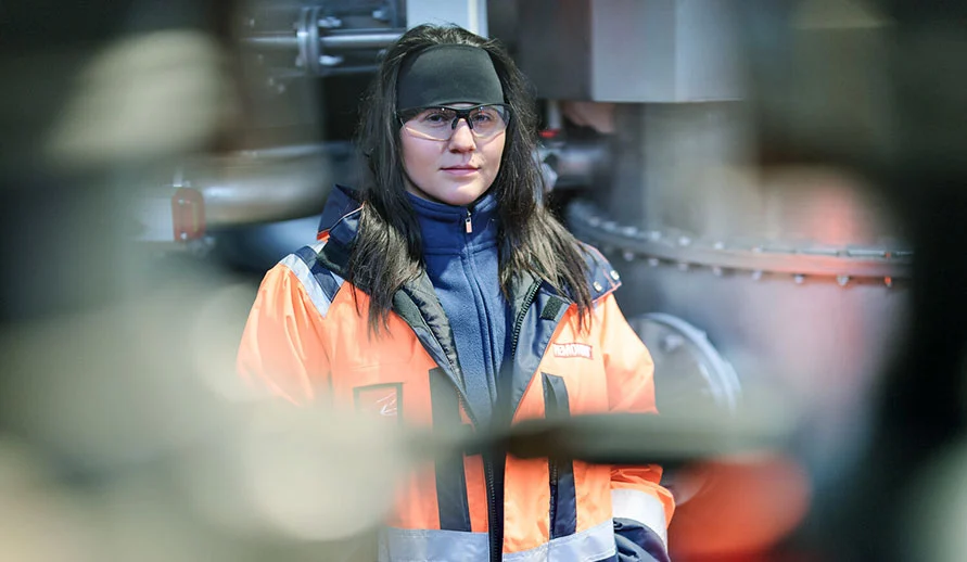 Vista dall'alto di fusti con anello di tenuta con dei contenitori dei rifiuti immagazzinati al loro interno.