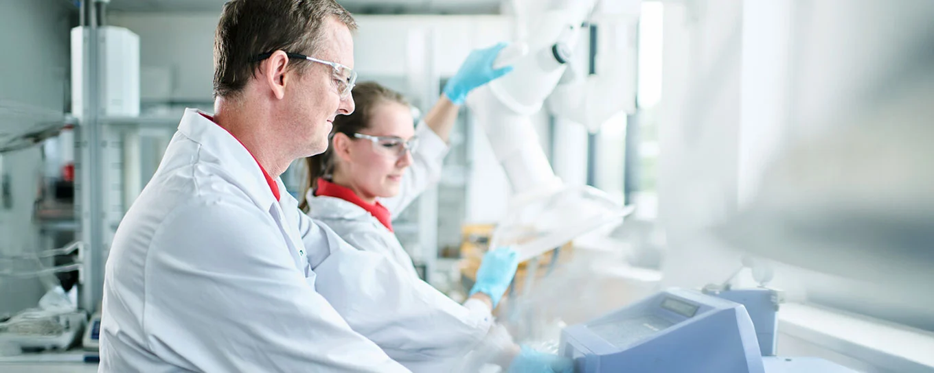 Prima di essere accettati, i rifiuti vengono analizzati in laboratorio per verificarne le proprietà.