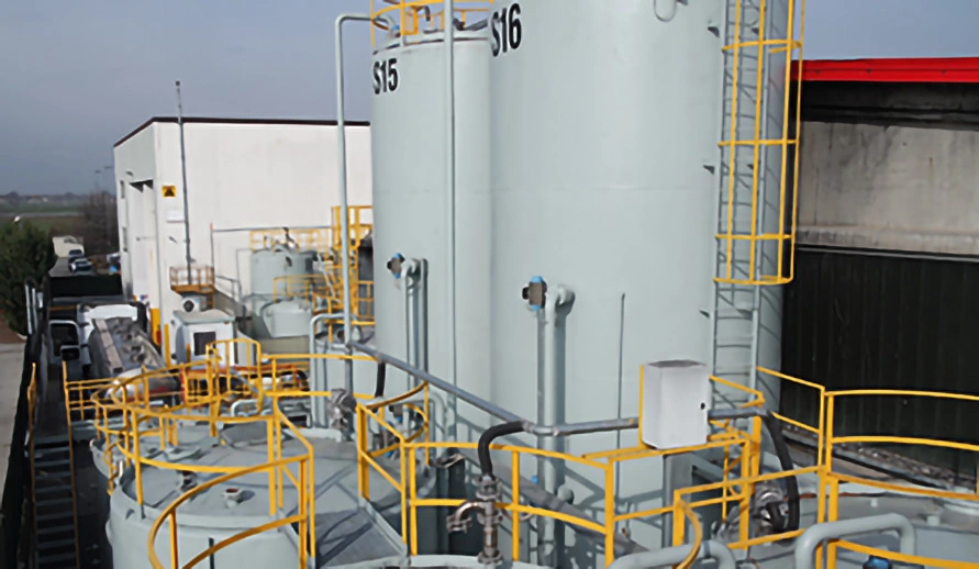 Diversi serbatoi per rifiuti liquidi speciali sono collocati nella recinzione della Rosso S.r.l. a Fossano.