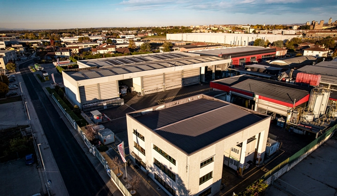 Luftaufnahme mehrerer industrieller Gebäude des REMONDIS Italia-Standorts in Fossano in der Provinz Cuneo.